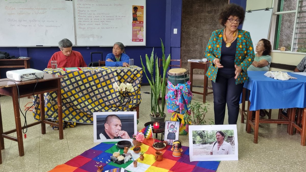 DEI_LatAm's tweet image. ✨¡Continúan las reflexiones en el TST24.!✨

Hoy conversamos sobre la relación entre Democracia, Autoritarismos y Colonialismo con la Líderesa indígena ngöbe Luisa Bejarano Montezuma, la Dra. Silvia Regina de Lima Silva directora del DEI y el Dr. Bernal Herrera Montero.
#tst24