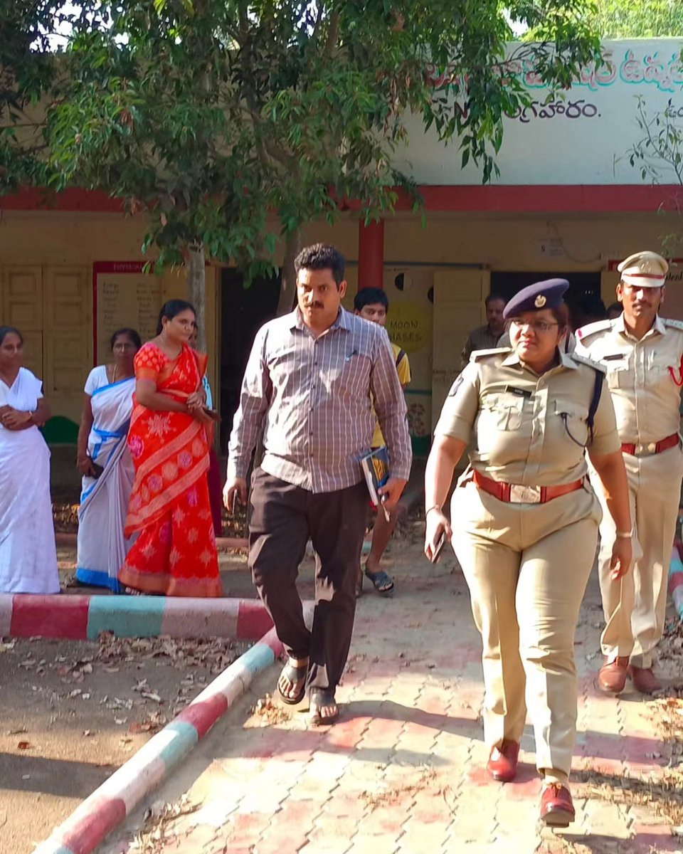 WG_Police's tweet photo. పశ్చిమగోదావరి జిల్లాలోని ఉండి నియోజకవర్గంలో గల సమస్యాత్మక పోలింగ్ కేంద్రమైన ఎన్.ఆర్.పి అగ్రహారం పోలింగ్ కేంద్రమును ఆకస్మిక తనిఖీ చేసిన పశ్చిమగోదావరి జిల్లా ఎస్పీ డాక్టర్. అజిత, ఐపీఎస్., గారు. https://t.co/0rKj7AOYIq