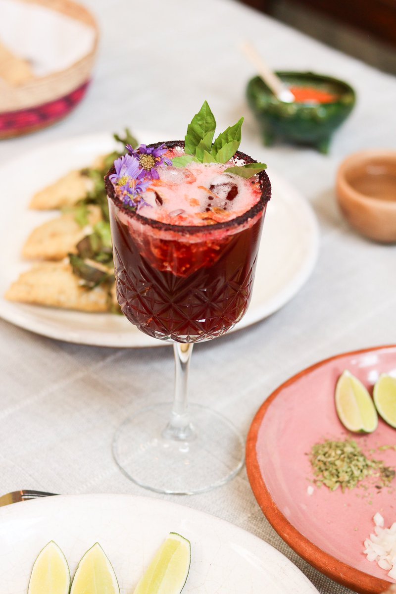 “ Existe una mujer que no tiene que ser perfecta para ya ser perfecta” ✨🩷 

¡Gracias Mamá! 🌸🍸 Welcome Drink para ella de parte de Na Tlali y reservaciones abiertas. 

#10demayo #diadelamadre #natlali #cocinavegetalmexicana #foodie #plantbased #mexicanfood