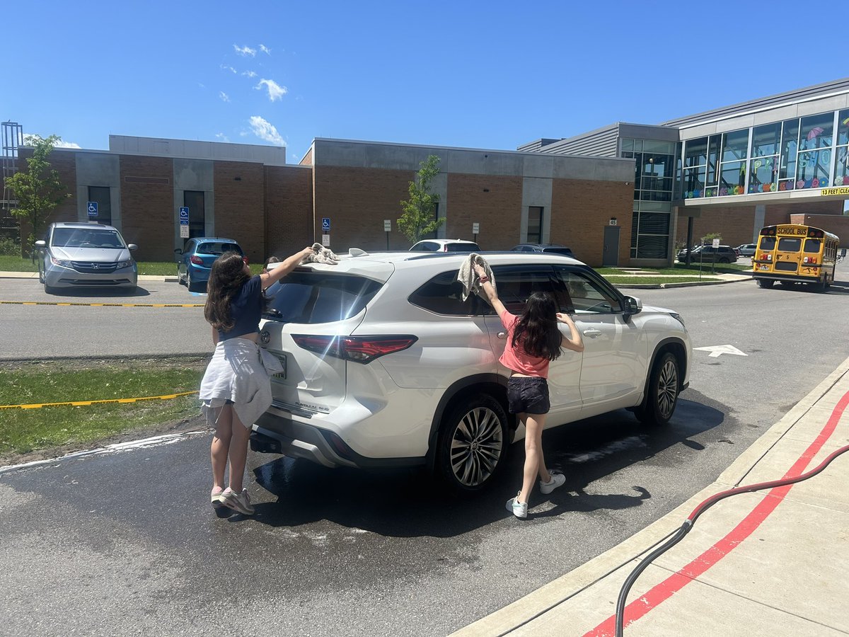 NJHS members gave back to the CVMS teachers with a car wash during teacher appreciation week! Shoutout to NAPA for donating the supplies! Great work!! 👏👏👏