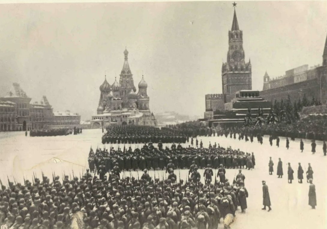 Завтра можно будет заодно провести реконструкцию Парада 07 ноября 1941 года на Красной Площади