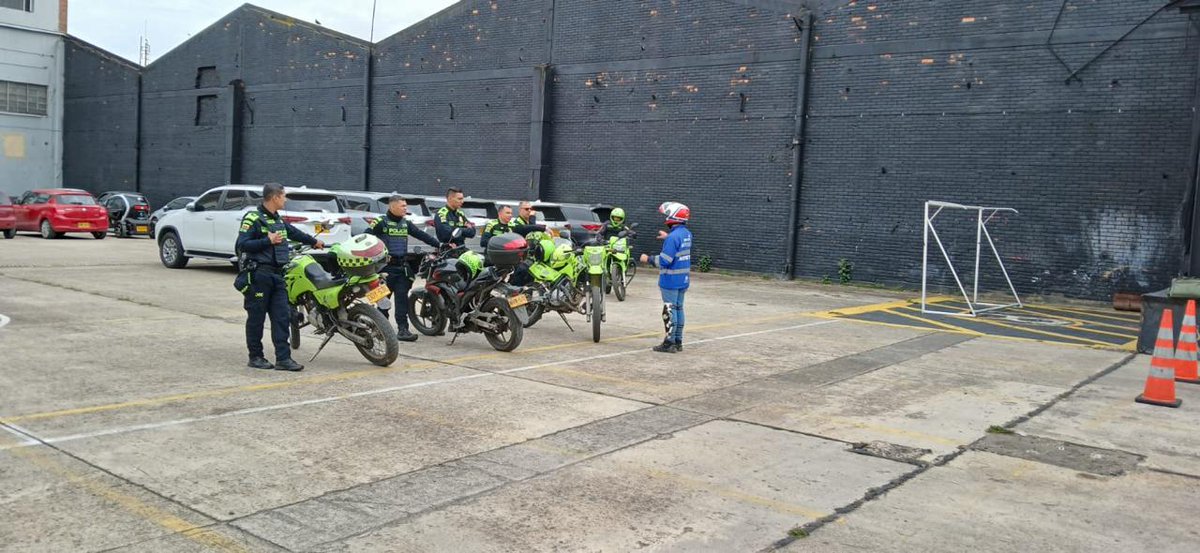 🟢Junto con @transitobta realizamos hoy un curso teórico práctico para motociclistas dirigido a integrantes de la Policía Nacional, en donde afianzaron sus conocimientos normativos e identificaron factores de riesgo en la conducción de la motocicleta, a través de ejercicios de…