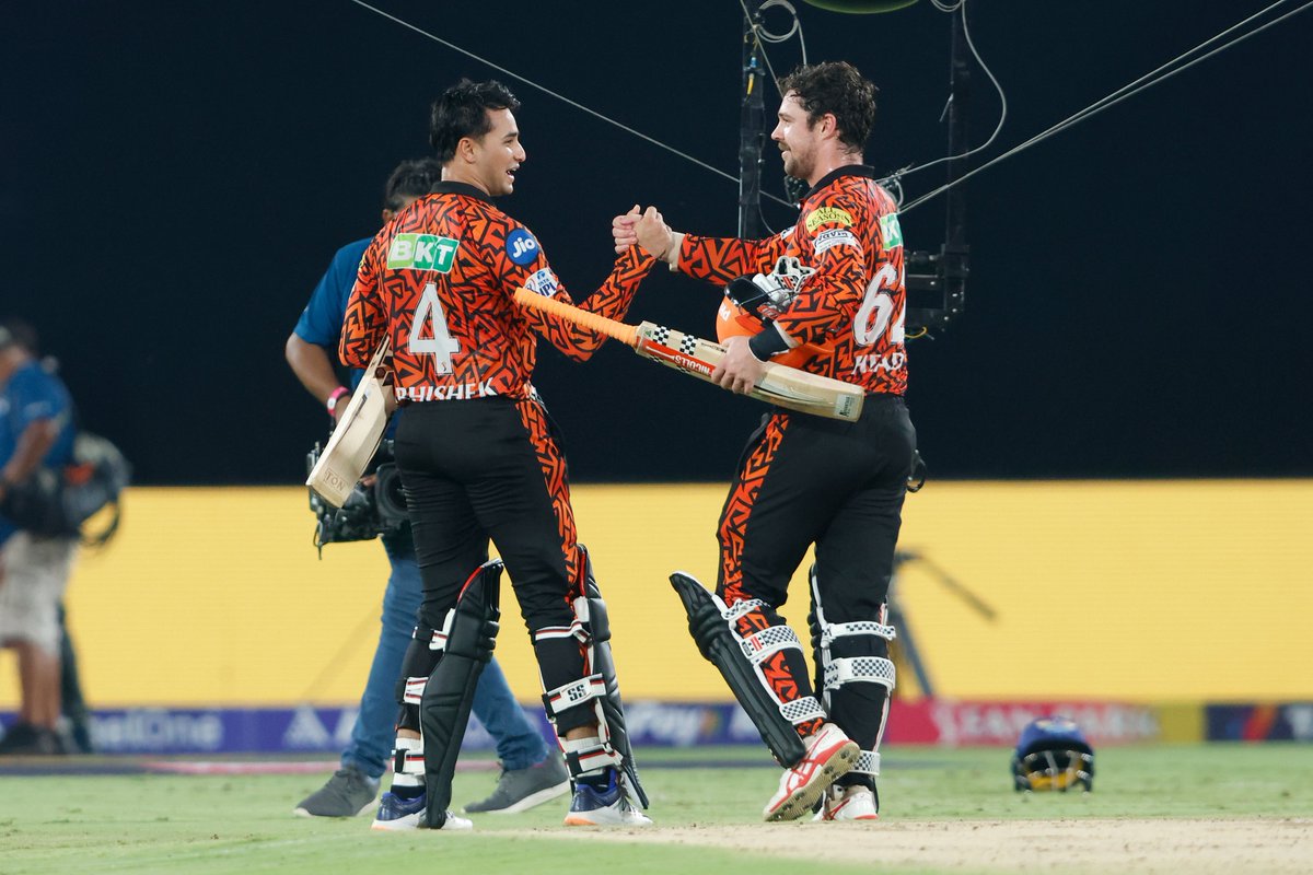 When you give a late birthday present to your skip 🎂😃

The celebrations continue in full flow for Pat Cummins & @SunRisers 🧡

#TATAIPL | #SRHvLSG