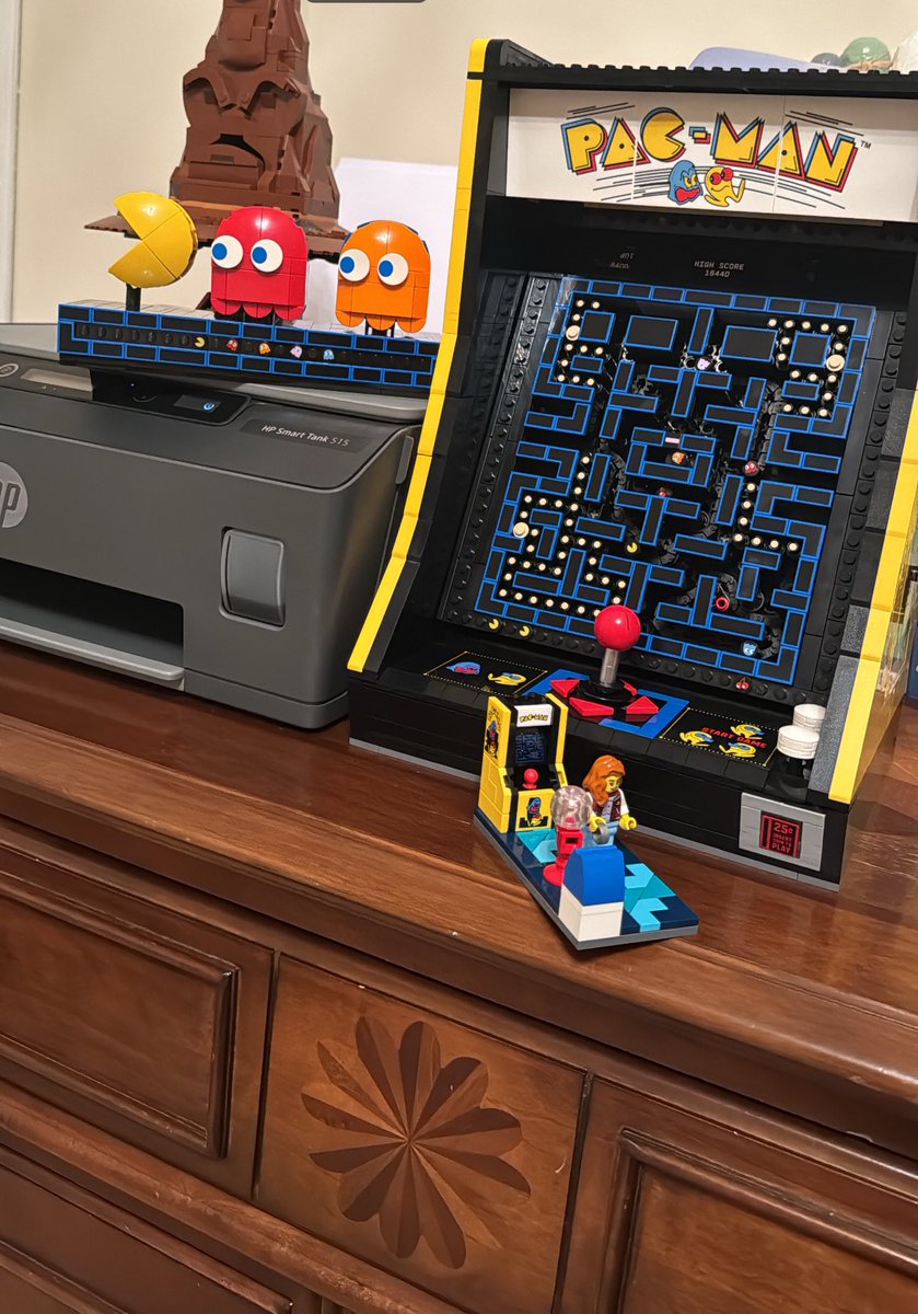 33 yaşındayım lego Pacman oyunum var.
(Evet arkada ki Seçmen Şapka)