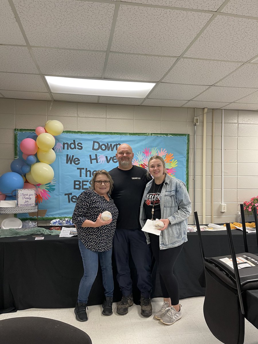 LulaElementary's tweet photo. Our staff is definitely being spoiled this week. Today we had a delicious breakfast provided by Treadz Automotive &amp; Tire Service and lunch provided by Jaemor Farms. https://t.co/Y7Dldc8uI0