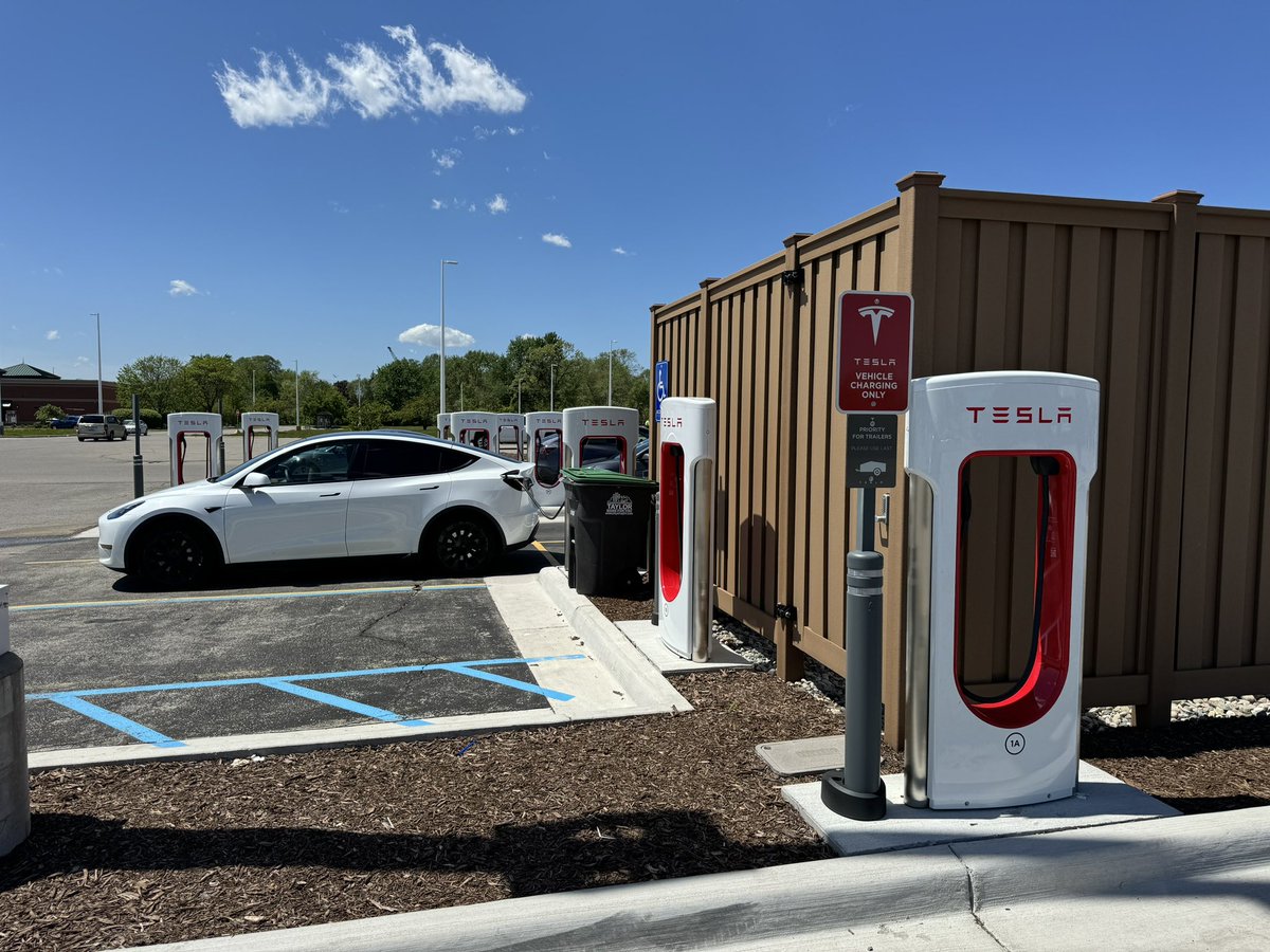 itskyleconner's tweet image. Wowowowow!!! Someone who installed this Michigan @TeslaCharging Supercharger has been to Norway before.

This is how charging sites should be laid out.