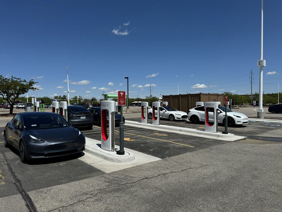 itskyleconner's tweet image. Wowowowow!!! Someone who installed this Michigan @TeslaCharging Supercharger has been to Norway before.

This is how charging sites should be laid out.