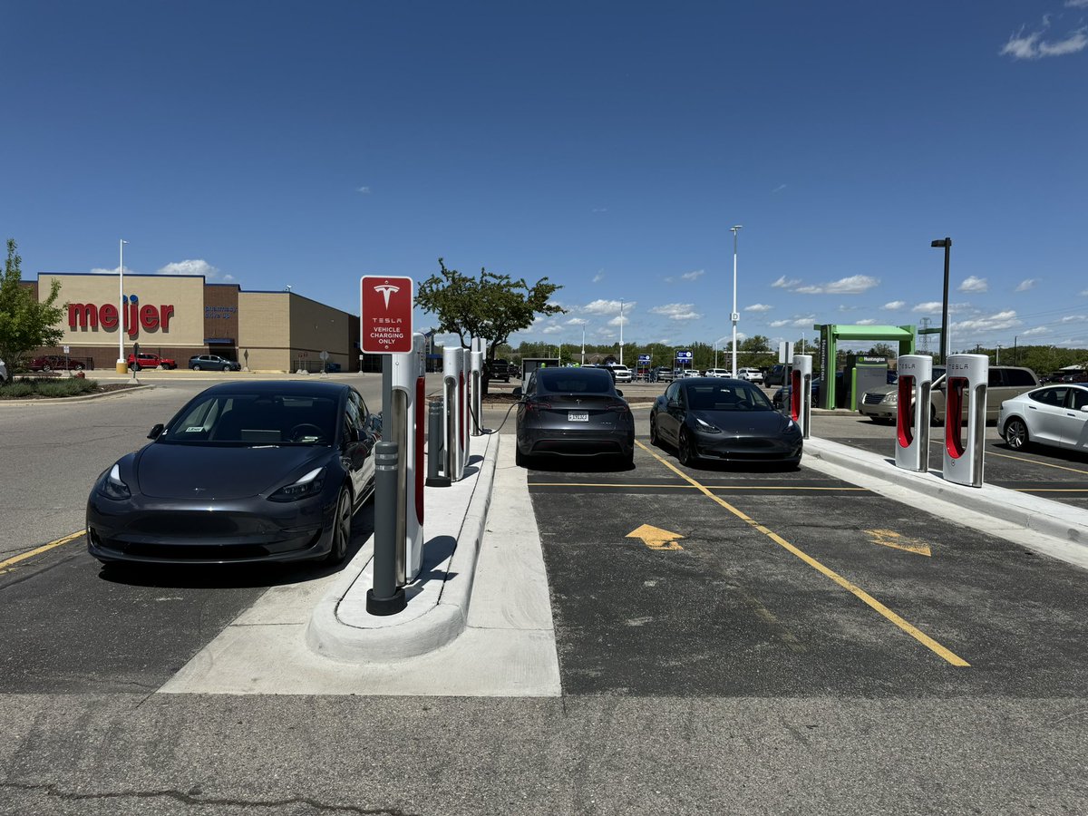itskyleconner's tweet image. Wowowowow!!! Someone who installed this Michigan @TeslaCharging Supercharger has been to Norway before.

This is how charging sites should be laid out.