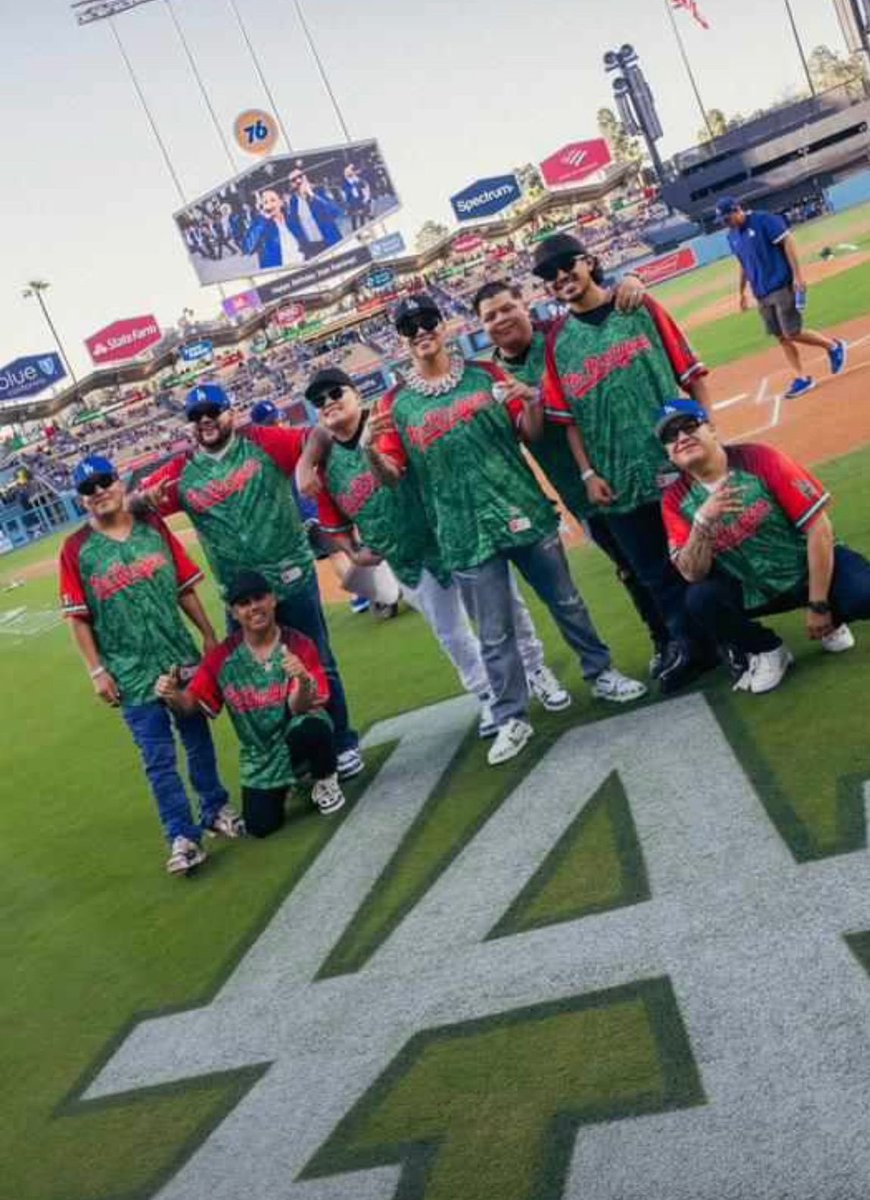 “Grupo Firme” acudió al estadio de los “Dodgers” a celebrar la noche de “La Herencia Mexicana”. Eduin Caz, junto con sus compañeros, lanzó la primera bola del partido. El equipo de Los Ángeles diseñó una camiseta especial. “Firme” está por iniciar su gira en Estados Unidos