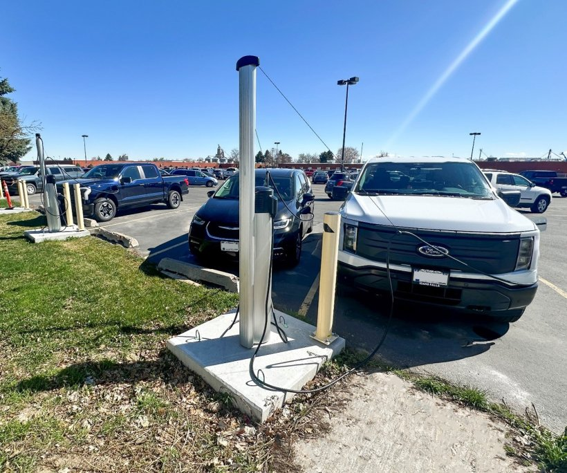 The EM program has added 3 electric vehicles and 6 charging stations to its @INL Site and Idaho Falls facilities, part of the cleanup program’s efforts to adopt clean energy solutions that help lower greenhouse gases and reduce its carbon footprint!