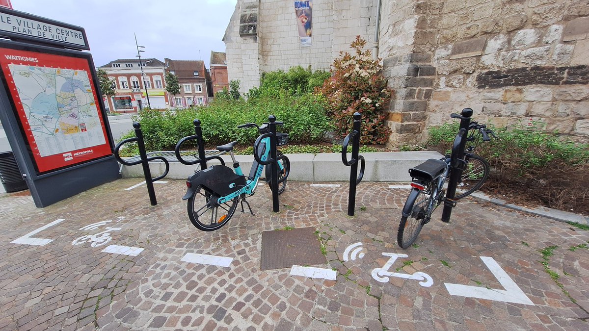 C'est quoi encore ce binz ?!
On doit désormais partager nos 5 malheureux arceaux vélos du centre ville avec les vélos en free floating ? 😭
#Wattignies @DroitAuVelo @FUB_fr