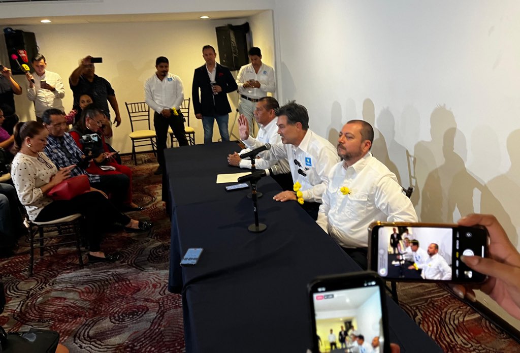 elpatozambrano's tweet photo. ¿Como pueden pensar que voy a declinar; ¿neta no les he demostrado mi lealtad? 

No declinaría ni aunque solo votaran 3 personas por mi.

Ayúdame a compartir. 

Perdón por la confusión.
Su voto está seguro conmigo.
Voy a hacer Alcalde. #teampato #patozambrano https://t.co/SldVpt3Zyh