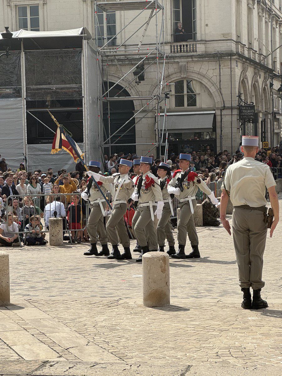 🎠🎬Retour en images sur le traditionnel défilé des fêtes de Jeanne d’Arc #8mai Un grand merci aux militaires, aux musiciens, à toutes les associations présentes pour le bon déroulement des festivités !