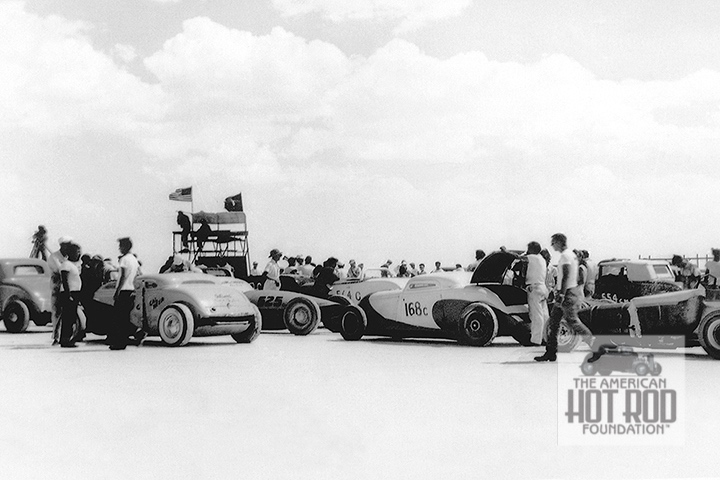 PHOTO OF THE DAY 𝚆𝚎𝚍𝚗𝚎𝚜𝚍𝚊𝚢, 𝙼𝚊𝚢 𝟾, 𝟸𝟶𝟸𝟺 Waiting at the starting line to run is normal at Bonneville. This view was snapped at Speedweek in 1951. (EPC_033) Read more: ahrf.com/historical-lib…