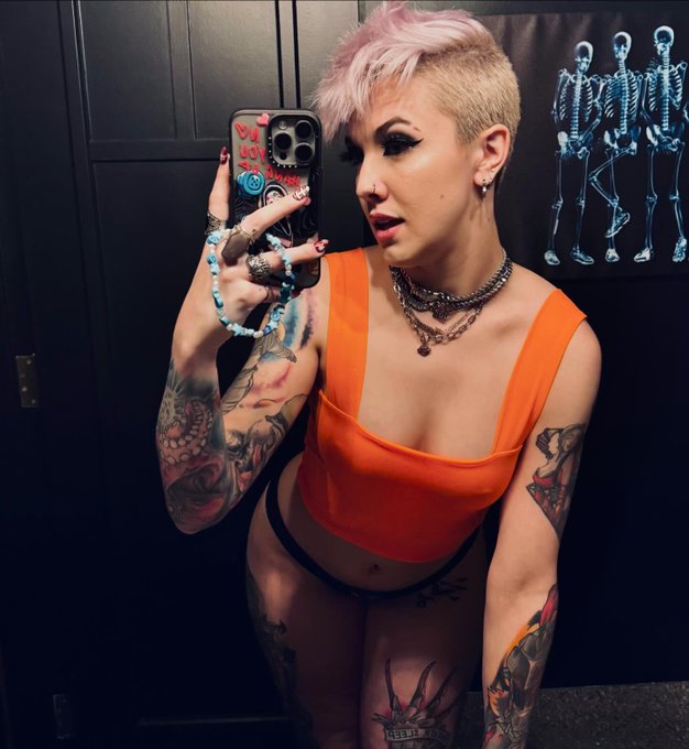 good ol&rsquo; mirror selfie https://t.co/htEwsHJPm0