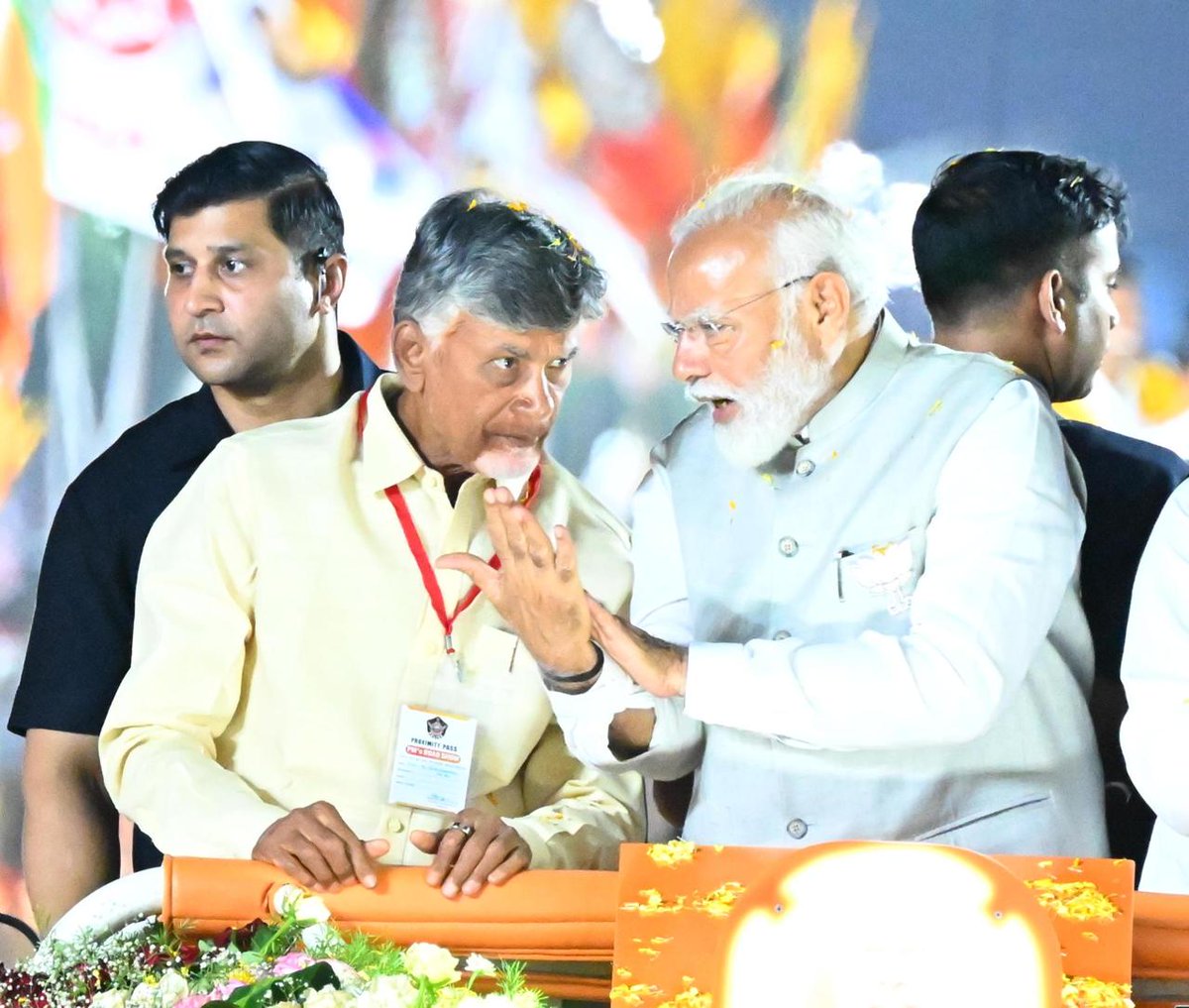 JaiTDP's tweet image. ప్రధాన మంత్రి నరేంద్రమోదీ గారు, టీడీపీ అధినేత నారా చంద్రబాబు నాయుడు గారు, జనసేన అధినేత పవన్ కళ్యాణ్ గారు పాల్గొన్న విజయవాడ ప్రజాగళం రోడ్ షో సూపర్ సక్సెస్ అయ్యింది. నవ్యాంధ్ర నవశకానికి నాంది పలికింది.
#Modi4ViksitAP #APWelcomesNamo 
#PrajaGalam #TDPJSPBJPWinning 
#AndhraPradesh