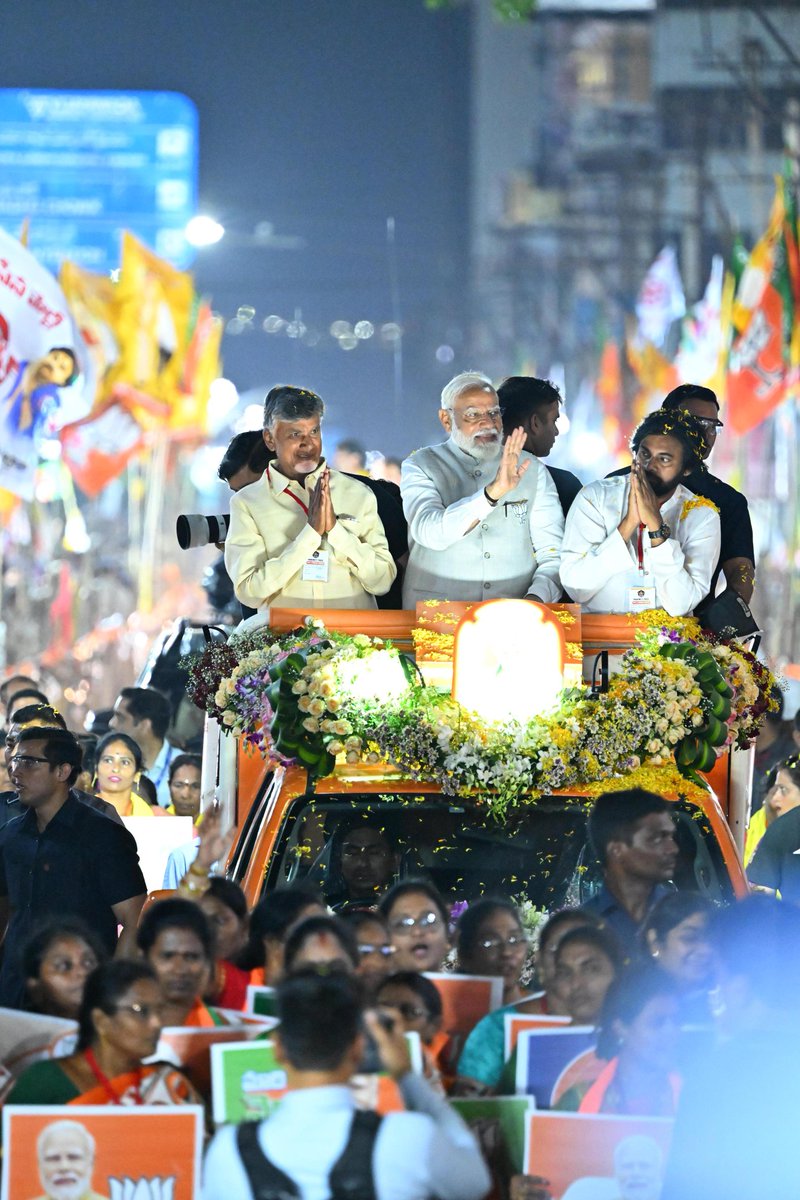 JaiTDP's tweet image. ప్రధాన మంత్రి నరేంద్రమోదీ గారు, టీడీపీ అధినేత నారా చంద్రబాబు నాయుడు గారు, జనసేన అధినేత పవన్ కళ్యాణ్ గారు పాల్గొన్న విజయవాడ ప్రజాగళం రోడ్ షో సూపర్ సక్సెస్ అయ్యింది. నవ్యాంధ్ర నవశకానికి నాంది పలికింది.
#Modi4ViksitAP #APWelcomesNamo 
#PrajaGalam #TDPJSPBJPWinning 
#AndhraPradesh