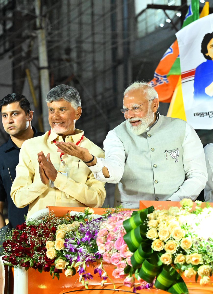 JaiTDP's tweet image. ప్రధాన మంత్రి నరేంద్రమోదీ గారు, టీడీపీ అధినేత నారా చంద్రబాబు నాయుడు గారు, జనసేన అధినేత పవన్ కళ్యాణ్ గారు పాల్గొన్న విజయవాడ ప్రజాగళం రోడ్ షో సూపర్ సక్సెస్ అయ్యింది. నవ్యాంధ్ర నవశకానికి నాంది పలికింది.
#Modi4ViksitAP #APWelcomesNamo 
#PrajaGalam #TDPJSPBJPWinning 
#AndhraPradesh