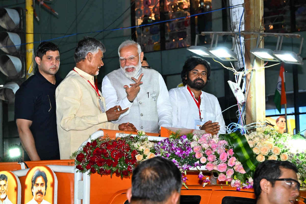 JaiTDP's tweet image. ప్రధాన మంత్రి నరేంద్రమోదీ గారు, టీడీపీ అధినేత నారా చంద్రబాబు నాయుడు గారు, జనసేన అధినేత పవన్ కళ్యాణ్ గారు పాల్గొన్న విజయవాడ ప్రజాగళం రోడ్ షో సూపర్ సక్సెస్ అయ్యింది. నవ్యాంధ్ర నవశకానికి నాంది పలికింది.
#Modi4ViksitAP #APWelcomesNamo 
#PrajaGalam #TDPJSPBJPWinning 
#AndhraPradesh