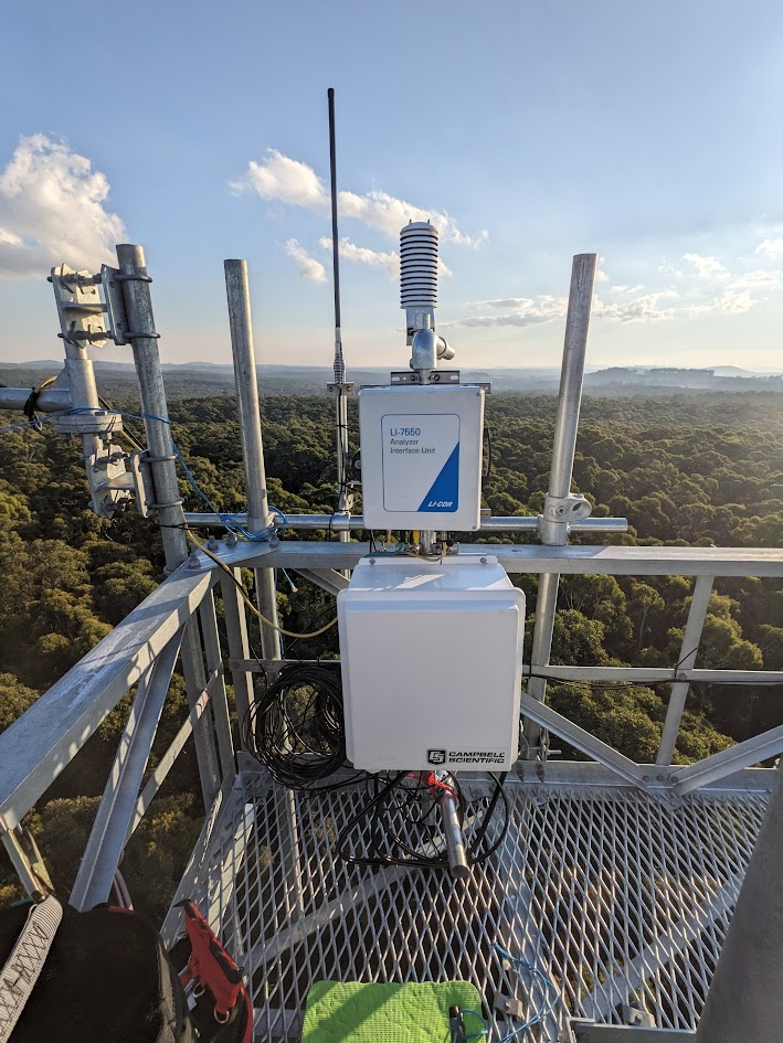 📡 The installation of the new #fluxtower at our Wombat Stringybark Eucalypt SuperSite has officially been completed! Located in the Wombat State Forest near Ballarat, the original 35m tall flux tower installed in 2010, blew down during heavy storms in 2021. (Pic: Dr Markus Loew)