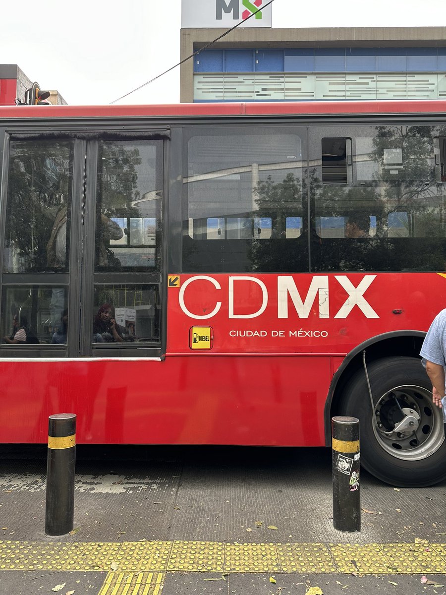 letyharo's tweet photo. El semáforo dura sólo 10 seg y este sujeto del 1106 decide tapar el paso peatonal @MetrobusCDMX 😒😒😒 https://t.co/qNYyZcjEyc