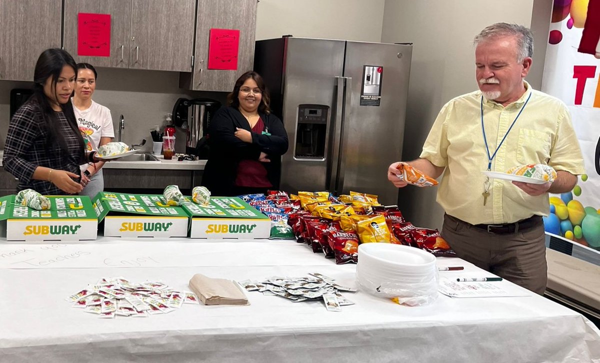 Huskiespto2020's tweet photo. Still celebrating teachers' appreciation week!  Thank you, moms, that came to volunteer teachers' lunch today provided by PTO.
¡Todavía celebrando la semana de aprecio de los maestros! Gracias, mamás, que vinieron a ayudar a dar a los maestros el almuerzo hoy departe del PTO. https://t.co/Smt7aItv56