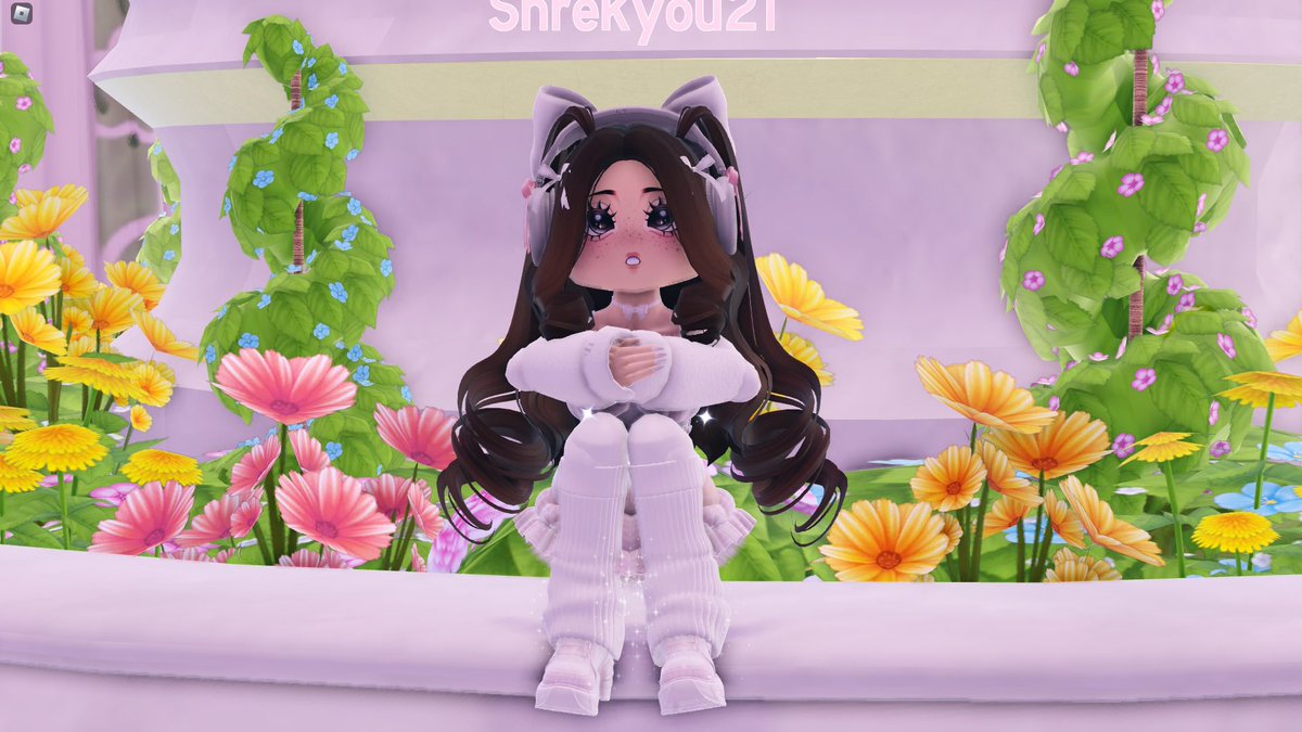 I can’t get over how cute my oc is in Royale High 😭

#royalehigh