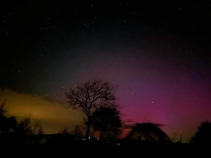 Lovely colours in Drinagh, West Cork. 
The Aurora, Sunday morning May 5th  2024'

📸 Anne O Donovan

@wildatlanticway @DiscoverIreland @visitwestcork @Failte_Ireland