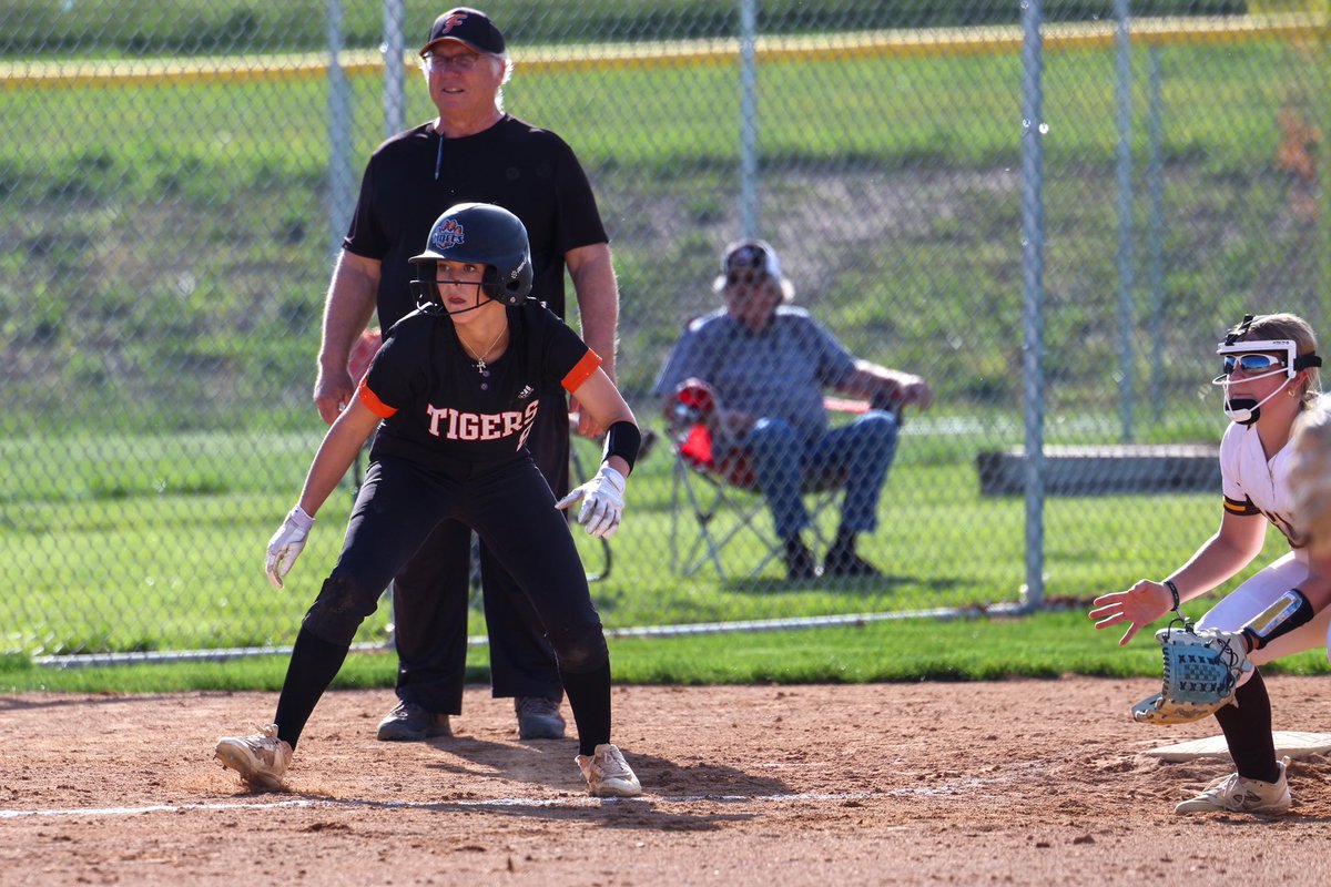 Softball our lone home varsity event tonight! #Tigers lead Apple Valley 6-2 in the bottom of 5. #WeAre192 | @TigerSoftball19