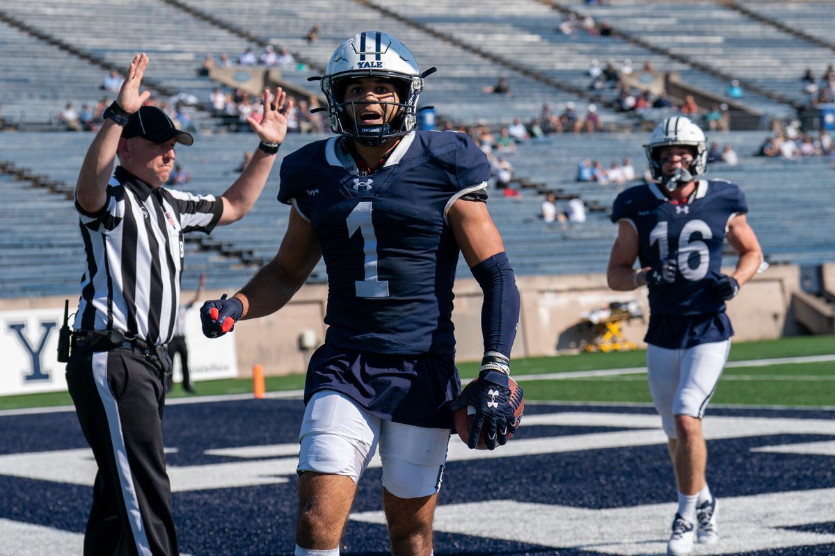 EjCarterrr's tweet photo. #AGTG After a great conversation with @maknight3 , I am blessed to receive an offer from Yale University!! @ChrisBergeski @CoachRenoYale @HillBrent https://t.co/uaelLVQeST