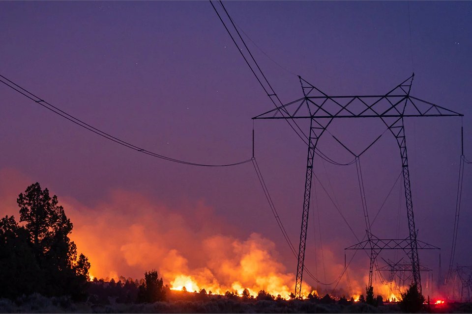 Wildfire: Risk exposure and mitigation for western utilities @StanfordWoods researchers analyze western #utilities’ #wildfire #mitigation plans, highlighting those that are leading the way. Brief description and link to white paper: woods.stanford.edu/news/wildfire-… @MichaelWWara