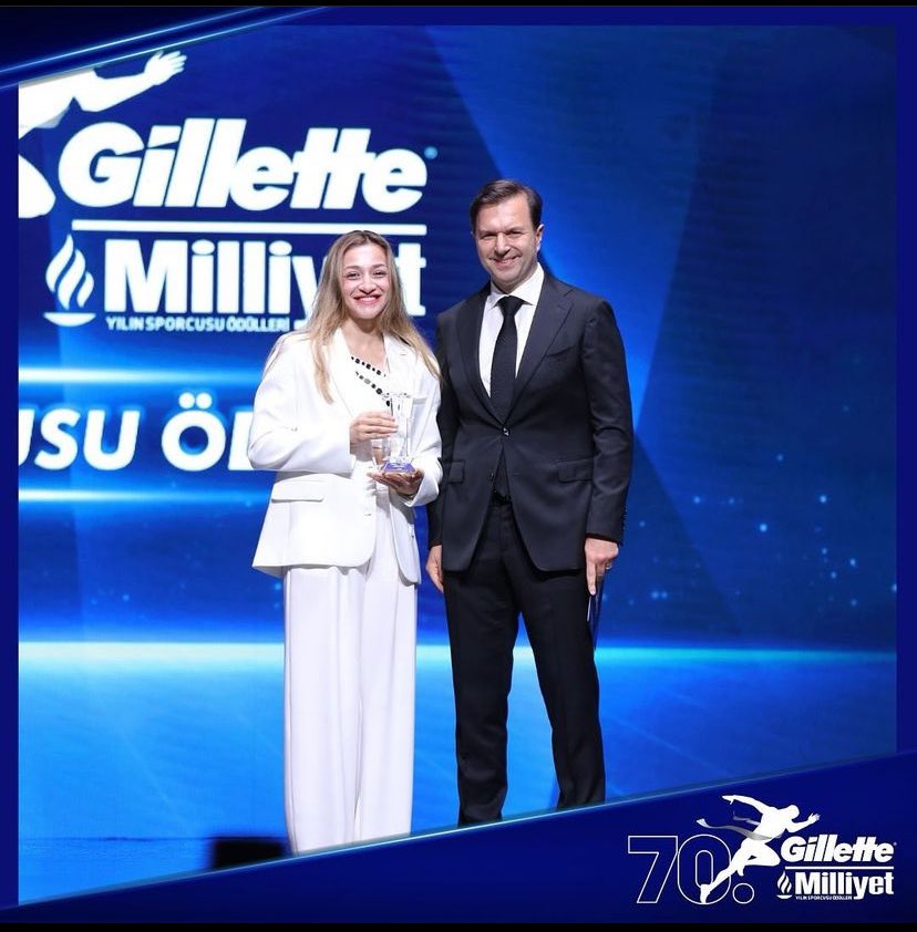 Milli boksörümüz Buse Naz Çakıroğlu, yaklaşık 7 milyon oy kullanılarak belirlenen ödül töreninde 70.Gillette Venüs Kadın Sporcusu ödülünün sahibi oldu. Sporcumuzu tebrik ederiz.