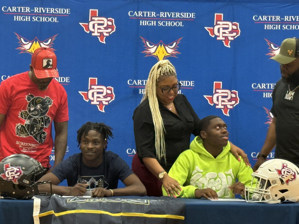 coach_pleasant's tweet photo. Riverside Eagles 🦅 had two spring  signees today . Kentrell Parkman signed with Clarke University &amp; Areyon Martin signed  with St. Mary’s of the Wood’s College! Congratulations fellas ! 🦅❤️
#family #riversidepride @cantstrap4 @areyonmartin1 https://t.co/VCCMM836Jy