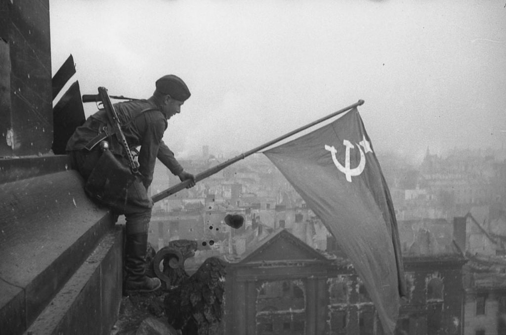 9 de mayo, Día de la Victoria: símbolo de la voluntad inquebrantable del pueblo soviético frente al nazismo. Los que sabemos algo de historia (y no de Hollywood) tenemos claro quién derrotó a Hitler, quién lo apoyó entonces... y quién lo venera hoy. No nos engañarán.