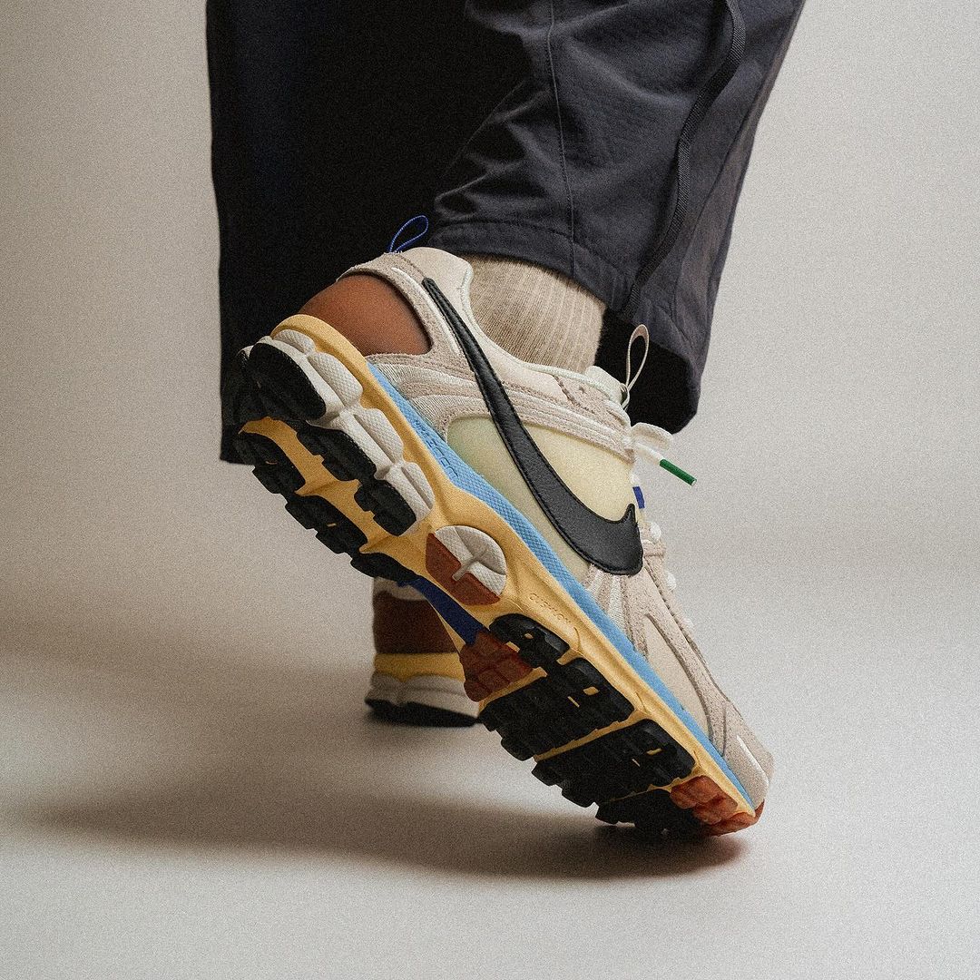 zoom vomero 5 on feet