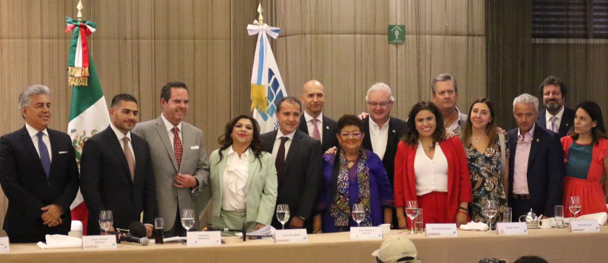 Acompañé a @ClaraBrugadaM al encuentro con integrantes del @ConsejoCC. Agradezco al Consejo su gran labor social por ser la voz que encamina las causas de miles de mexicanos; además de trabajar en equipo con los medios de comunicación, el sector privado y empresarial.