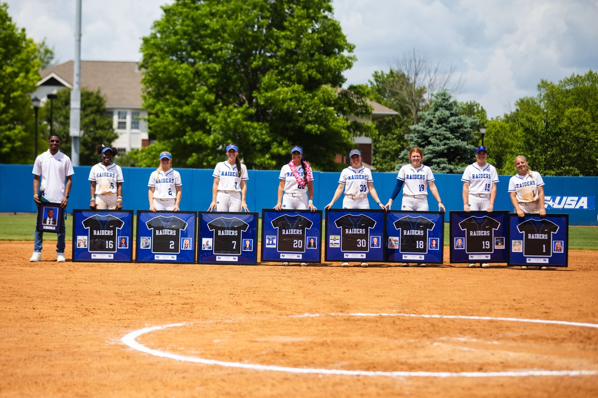 MT_Softball's tweet image. A final fair well to our graduating seniors 🎓

#BLUEnited | ⚡️⬆️
