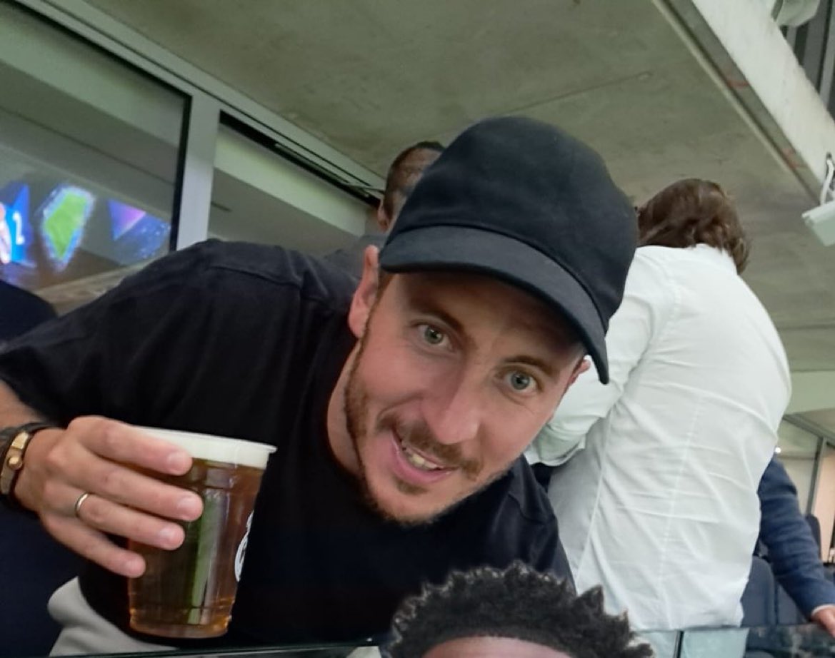 MadridXtra's tweet photo. Eden Hazard was at the Bernabeu. 
@MerkyRM https://t.co/FqTsFEQX5C