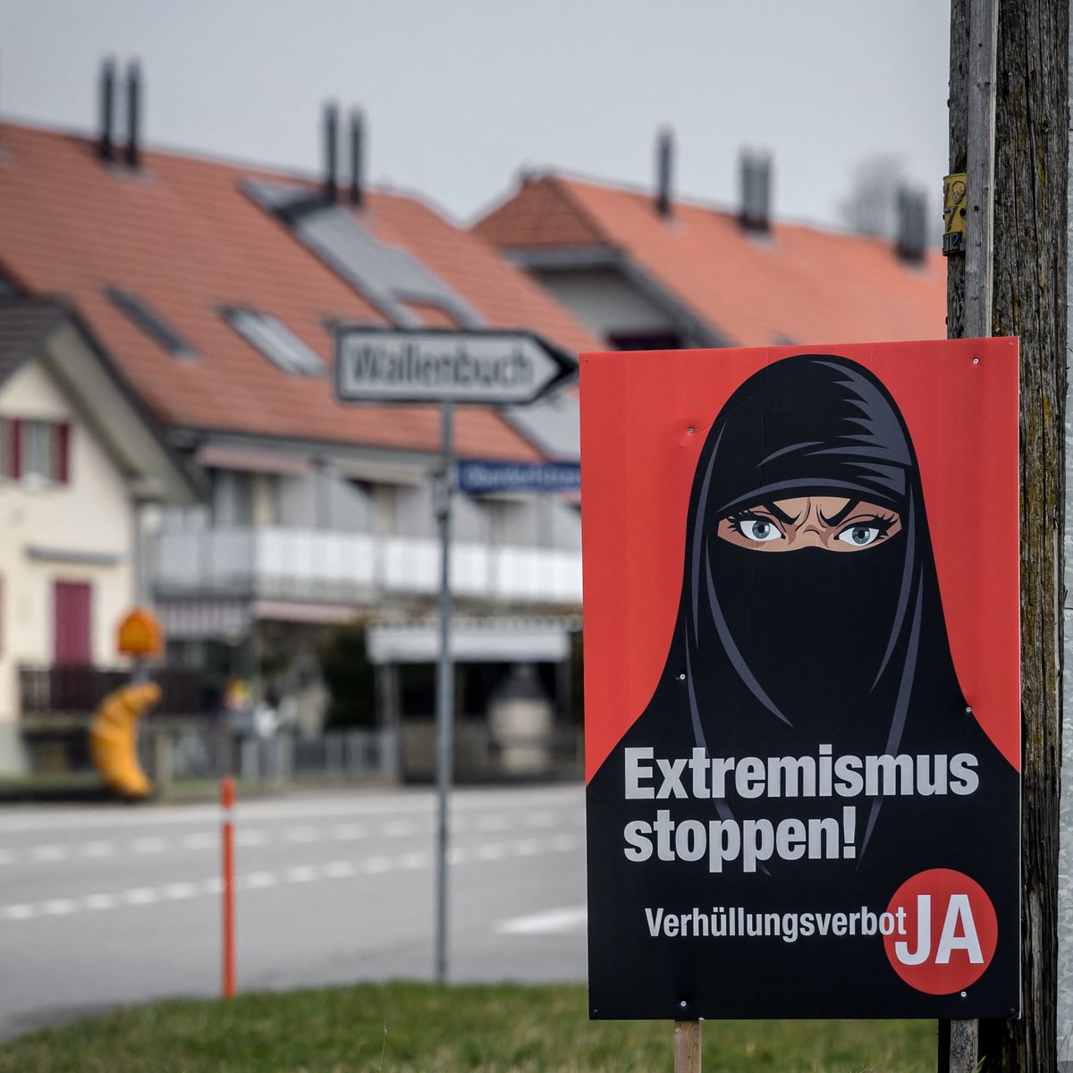 🇨🇭 Switzerland has prohibited the burqa in public spaces through a referendum and declined to recognize Islam as an official religion.