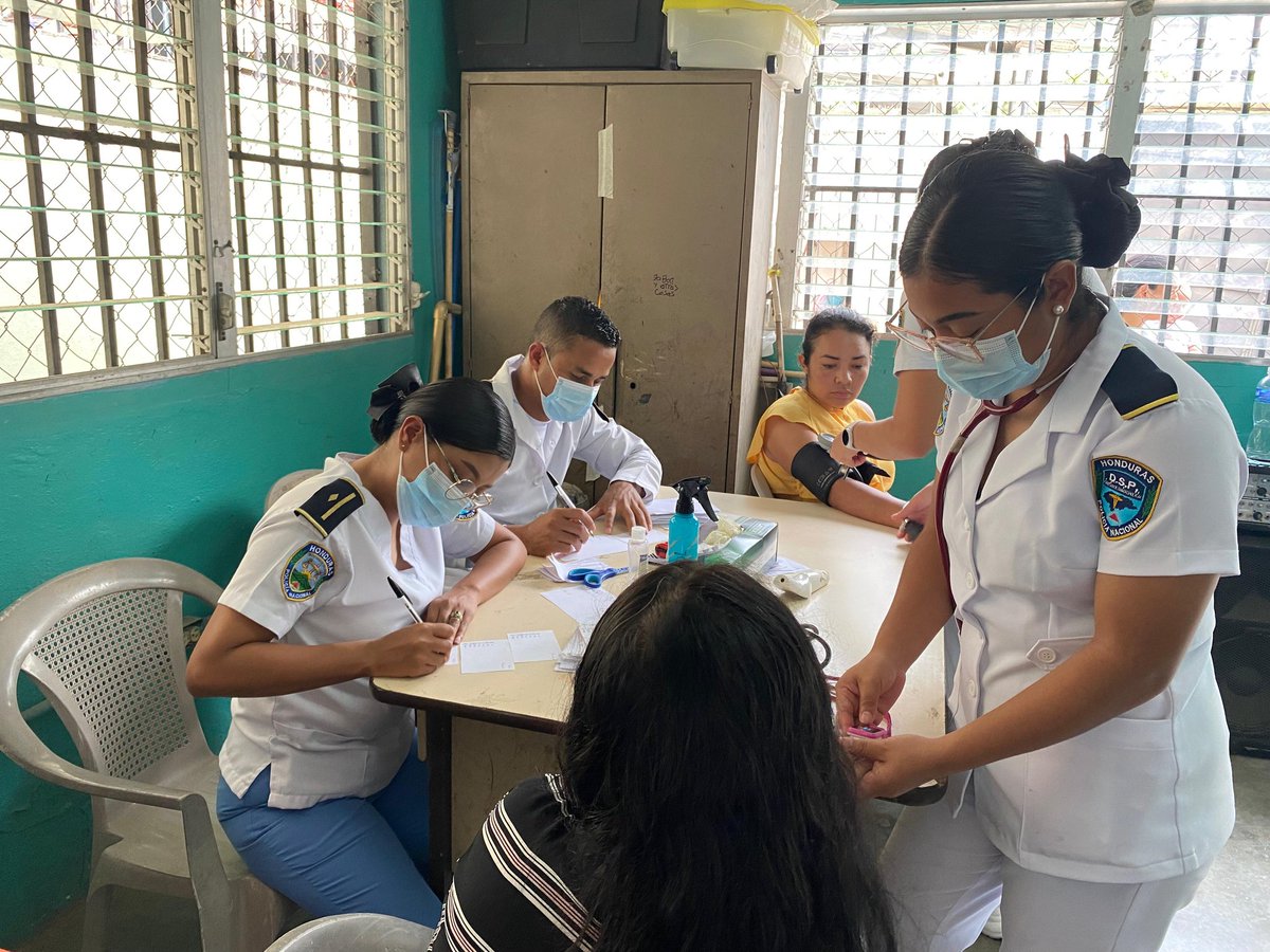 Éxito total 😃 Más de 600 personas fueron atendidas 👩🏻‍⚕️🩺por Personal médico de La Dirección de Sanidad Policial 🏥 a través de una Brigada Médica llevada a cabo en #SanPedroSula @XiomaraCastroZ @hegusave @Canal8_hn @Canal6Honduras @DAIC_PNH