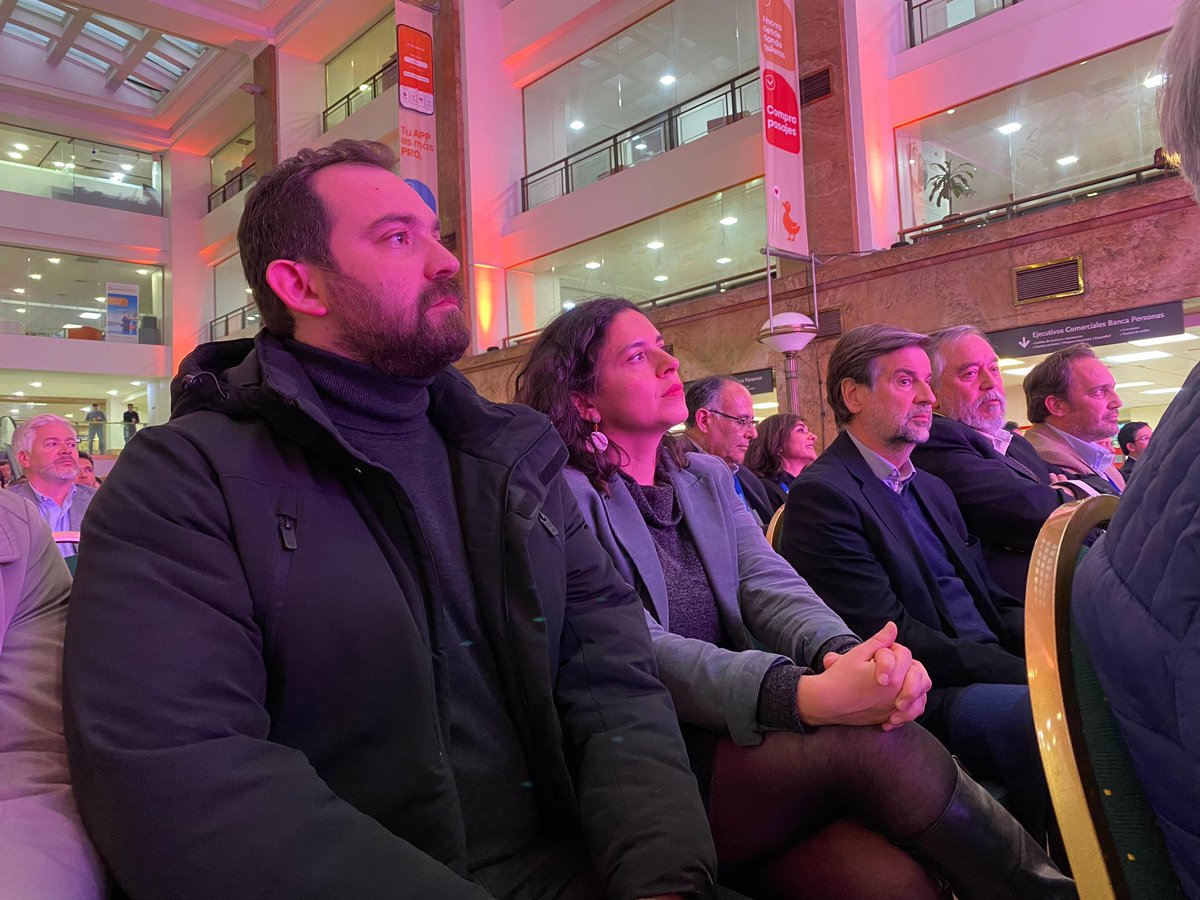 El jefe de Div. de Políticas de Empleo, Fidel Bennett, junto a la profesional de la Unidad de Género, Ximena Valencia, participan de la Conmemoración del #DíaDelTrabajo organizado por el Sindicato BancoEstado @sindicatobech, que se lleva a cabo en la Casa Matriz de la entidad.