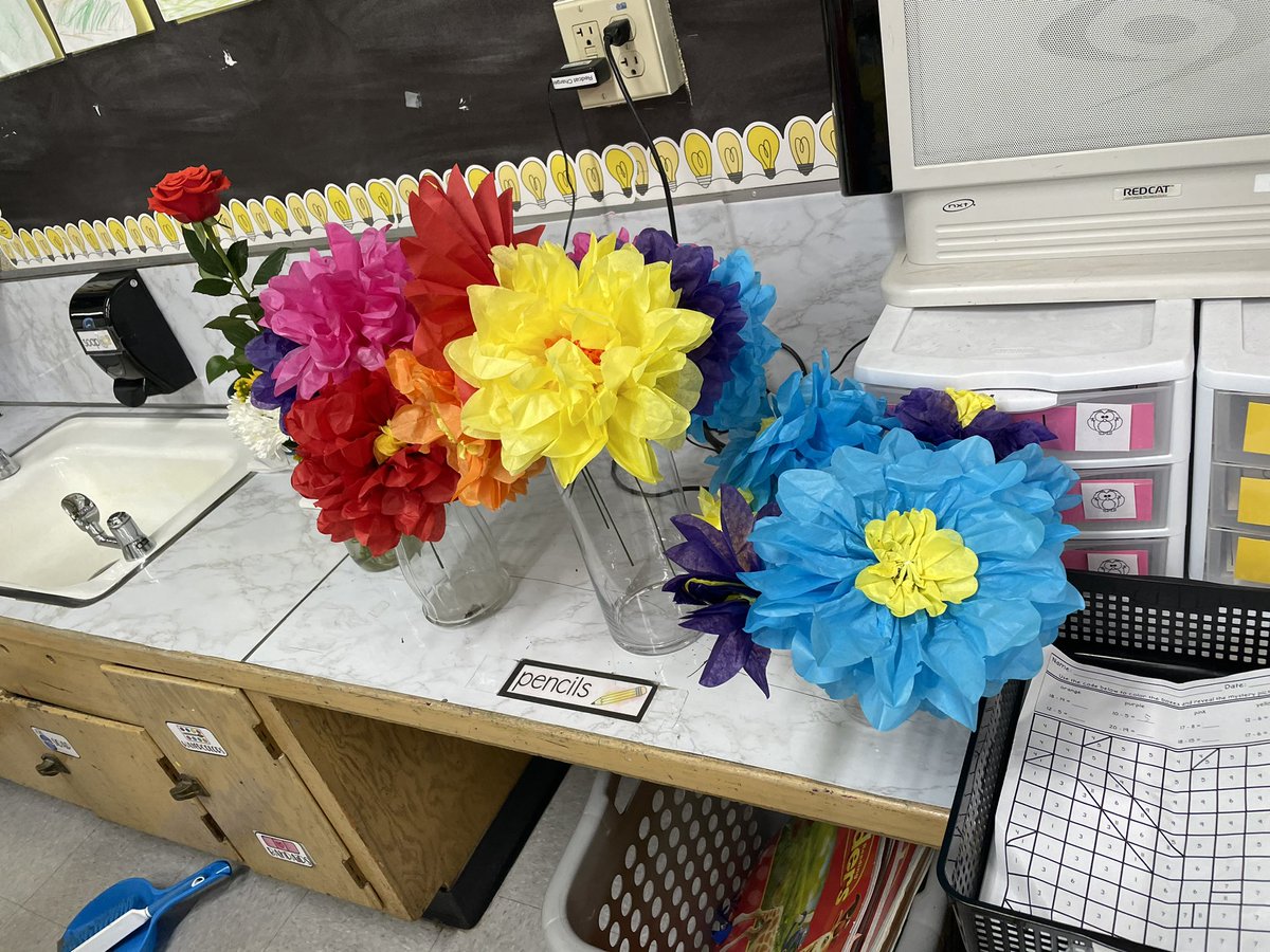 So many wonderful flowers @Walnut_Acres for #TeacherAppreciateWeek 🌸 💐 I love how some students made paper flowers for the teachers who have allergies! That was so creative!! @MtDiabloUSD #TeacherAppreciationWeek2024 #flower #flowers #teacherlife #twitteredu #teachersoftwitter