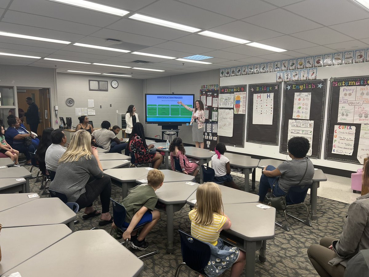MaryCastleElem's tweet photo. 💚 MEC Dual & High Ability Open House 💙
Thank you to all of the families that came out tonight! We were excited to see everyone, but especially our incoming Gr. 1 Globe Trotters that will launch our Bilingual High Ability Program! #LIFTmec 🌎 #BilingualEducation #HighAbility https://t.co/ubw3dVpYFz