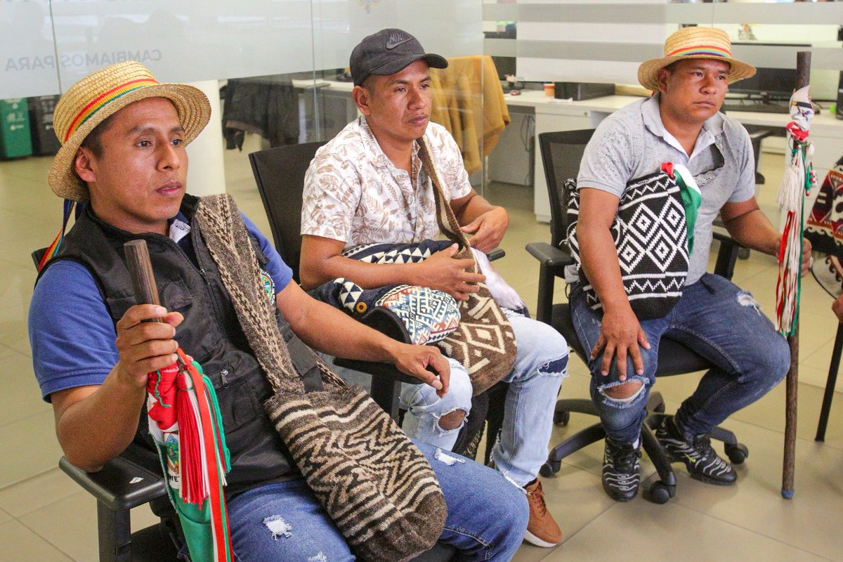 📷| En un espacio de diálogo en Bogotá, entre las autoridades del Resguardo Indígena Kwe'sx Yu Kiwe de Pradera, #ValleDelCauca, y @UnidadVictimas se acordó reanudar los encuentros con la comunidad, para avanzar en la fase de diseño y formulación del plan de reparación colectiva.