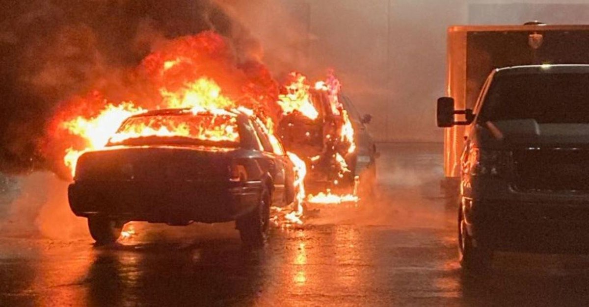 Güzel hareketler... ABD'de kendilerine 'Rachel Corrie'nin Hayalet Direniş Tugayları' adını veren yahudi karşıtı 1 grup Portland Polis Deparmanı'na düzenlenen saldırının sorumluluğunu üstlendi Geçen hafta düzenlenen saldırıda 15 polis aracı ateşe verilmişti #Israel Tel Aviv