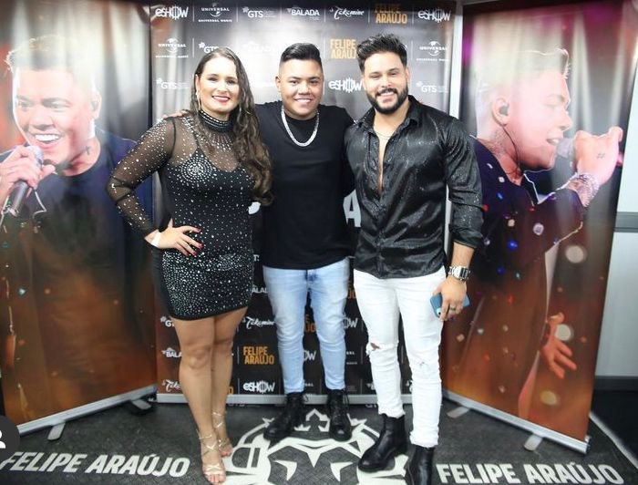 lipperodriguesx's tweet photo. Hoje tem festa na vila com o show do cantor @felipearaujo_fa . Em 2022, Lippe abriu o show do cantor sertanejo em Itaqua. Bem que queríamos uma palhinha do nosso gato no palco, né? Quem concorda comenta aqui 👇🏼

#TeamLippe #AGrandeConquista https://t.co/qtSaBNF6z3