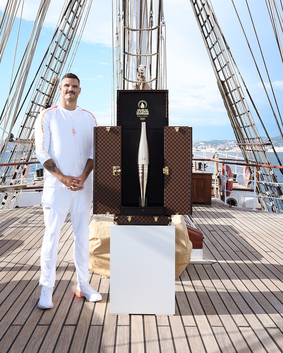 The Maison presents the Paris 2024 Olympic Torch in its #LouisVuitton trunk, opened by Florent Manaudou, for the first stage of the Paris 2024 Olympic Torch Relay in France. Discover the #LVMH and #Paris2024 partnership at on.louisvuitton.com/6005ZK2Bf

#ArtisanDeToutesLesVictoires