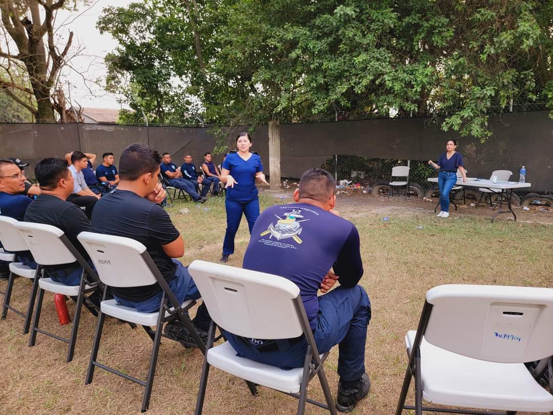😃 #SaludMental Funcionarios de la Dirección de Sanidad Policial 👩🏻‍⚕️ impartieron una charla orientada de ''Como Gozar una buena salud 🧠mental y emocional' a miembros de #FuerzasEspeciales en la base #Progreso @hegusave @Canal8_hn #asiestamoscumpliendo