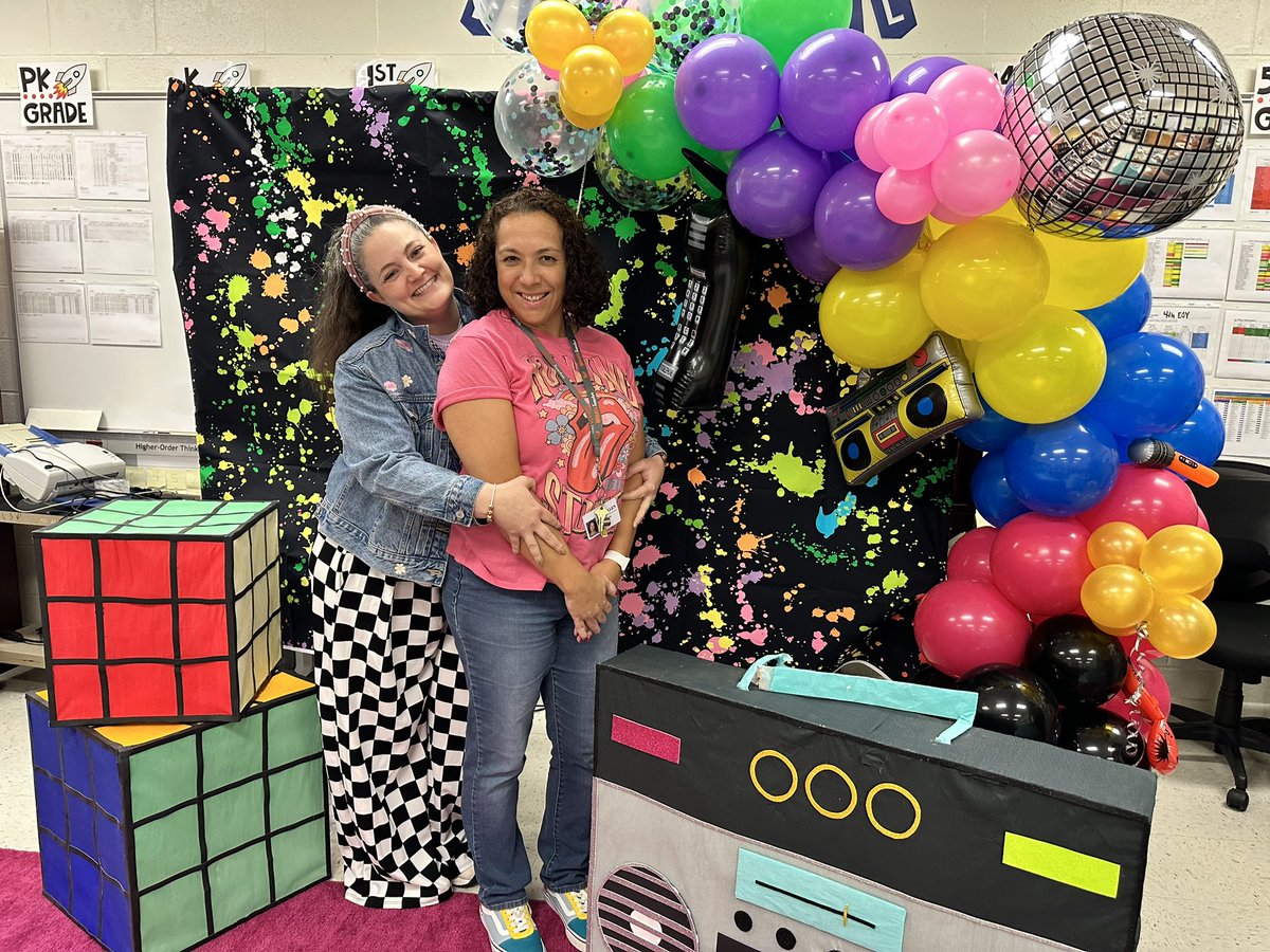 🫶🏻YAY for day 3 of #TeacherAppreciationWeek all thanks to @Rockets120 PTO & my students/parents! I am so very blessed. 🧡💙 #rocketpride @McAllenISD (thanks for doing a photo shoot with me @mariabutters1 📸)