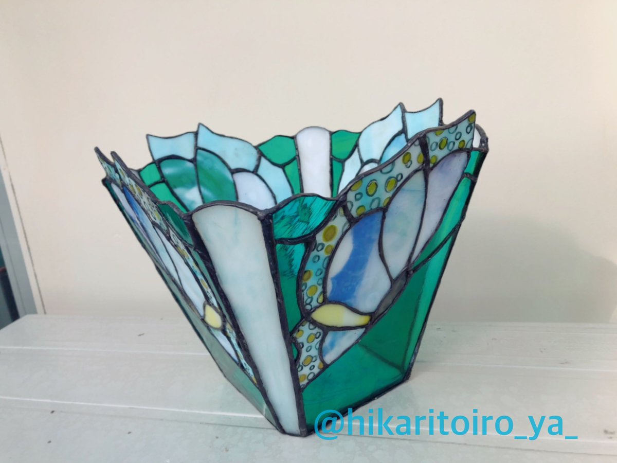 #青で繋がるみんなの輪🦋🦋
蝶々のcompote
(再掲)
#butterfly 🦋
#papillon🦋
#stainedglass 
高さ22cm
開口部24×24
底12×12